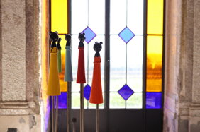 eyJmciI6IlNjdWxwdHVyZXMgY29sb3ImI3hFOTtlcyBlbiBhcmdpbGUgZGV2YW50IHVuZSBmZW4mI3hFQTt0cmUgdml0ciYjeEU5O2UgY29sb3ImI3hFOTtlIGRhbnMgdW4gYXRlbGllciBkJiN4Mjc7YXJ0In0=