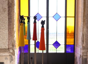 eyJmciI6IlNjdWxwdHVyZXMgY29sb3ImI3hFOTtlcyBkZXZhbnQgdW5lIGZlbiYjeEVBO3RyZSBlbiB2aXRyYWlsLiJ9