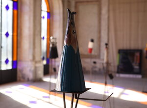 eyJmciI6IkV4cG9zaXRpb24gZGUgc2N1bHB0dXJlIGVuIGMmI3hFOTtyYW1pcXVlIGRhbnMgdW4gYXRlbGllciBhdmVjIGRlcyB2aXRyYXV4IGNvbG9yJiN4RTk7cyJ9