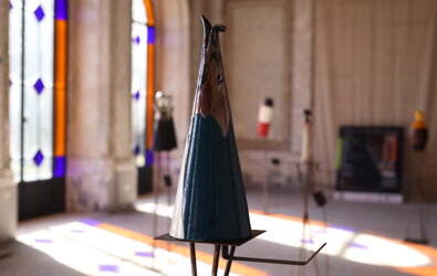 eyJmciI6IlNjdWxwdHVyZSBlbiBhcmdpbGUgZXhwb3MmI3hFOTtlIGRhbnMgdW4gYXRlbGllciBkJiN4Mjc7YXJ0ICYjeEU5O2NsYWlyJiN4RTk7ZSBwYXIgZGVzIHZpdHJhdXggY29sb3ImI3hFOTtzLiJ9