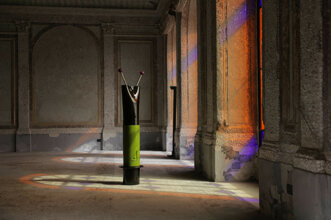 eyJmciI6IlNjdWxwdHVyZSBlbiBhcmdpbGUgZGFucyB1bmUgc2FsbGUgYW5jaWVubmUgYXZlYyBsdW1pJiN4RTg7cmUgY29sb3ImI3hFOTtlIn0=