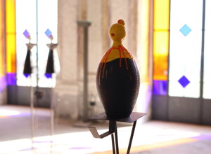 eyJmciI6IlNjdWxwdHVyZSBjb2xvciYjeEU5O2UgZGFucyB1biBhdGVsaWVyLCBlbnRvdXImI3hFOTtlIGRlIGZlbiYjeEVBO3RyZXMgYXZlYyBkZXMgdml0cmF1eC4ifQ==