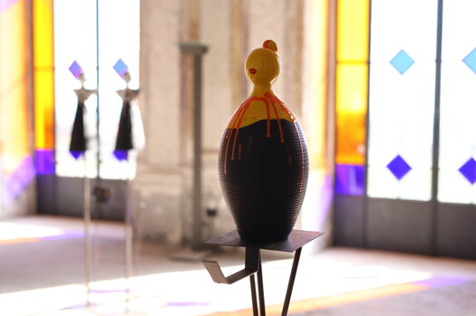 eyJmciI6IlNjdWxwdHVyZSBjb2xvciYjeEU5O2UgZGFucyB1biBlc3BhY2UgbHVtaW5ldXggZGV2YW50IGRlcyBmZW4mI3hFQTt0cmVzIGF2ZWMgdml0cmF1eCBjb2xvciYjeEU5O3MuIn0=