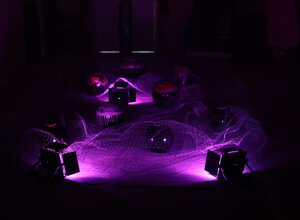 eyJmciI6Ikluc3RhbGxhdGlvbiBhcnRpc3RpcXVlICYjeEU5O2NsYWlyJiN4RTk7ZSBwYXIgdW5lIGx1bWkmI3hFODtyZSB2aW9sZXR0ZSwgYXZlYyBkZXMgb2JqZXRzIGV0IHVuIGZpbGV0IG0mI3hFOTt0YWxsaXF1ZSJ9