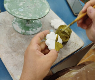 eyJlcyI6IlBlcnNvbmEgcGludGFuZG8gdW5hIGZpZ3VyYSBkZSB0ciYjeEU5O2JvbCBkZSBjZXImI3hFMTttaWNhIn0=