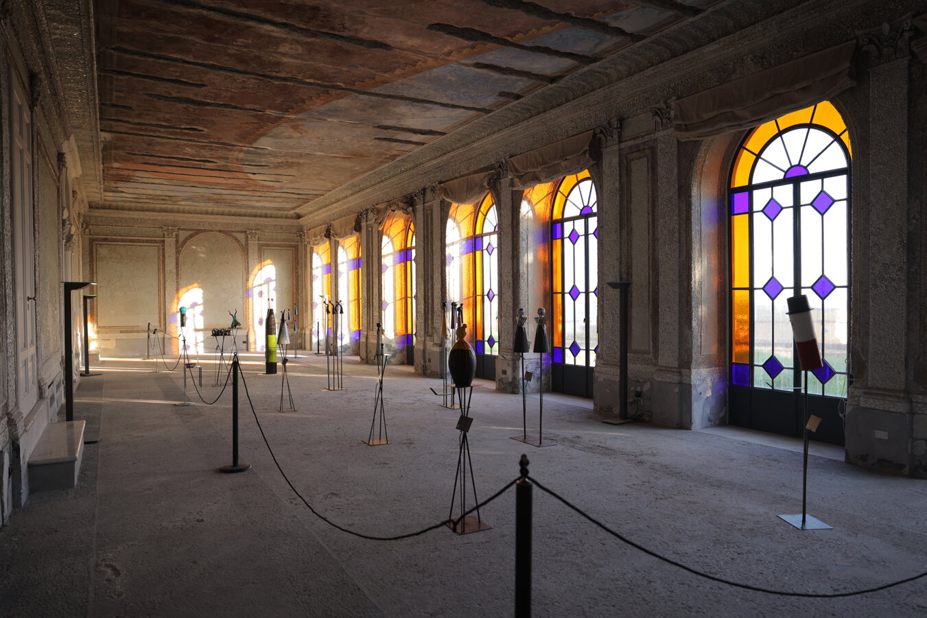 eyJmciI6IlNhbGxlIGQmI3gyNztleHBvc2l0aW9uIGF2ZWMgc2N1bHB0dXJlcyBkZXZhbnQgZGVzIGZlbiYjeEVBO3RyZXMgY29sb3ImI3hFOTtlcy4ifQ==