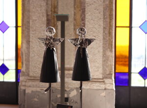 eyJmciI6IlNjdWxwdHVyZXMgZCYjeDI3O2FuZ2VzIGVuIGFyZ2lsZSBkYW5zIHVuZSBzYWxsZSBhdmVjIHZpdHJhdXggY29sb3ImI3hFOTtzIn0=