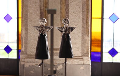 eyJmciI6IkRldXggc2N1bHB0dXJlcyBhbmcmI3hFOTtsaXF1ZXMgZW4gYXJnaWxlIGRhbnMgdW4gYXRlbGllciBkJiN4Mjc7YXJ0IGF2ZWMgZGVzIHZpdHJhdXggY29sb3ImI3hFOTtzIGVuIGFycmkmI3hFODtyZS1wbGFuIn0=