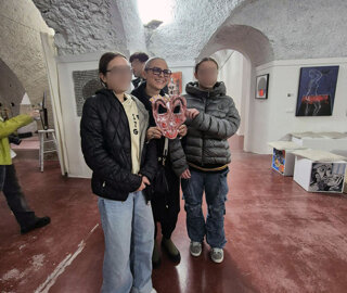 eyJlcyI6IlBlcnNvbmFzIGVuIHVuYSBnYWxlciYjeEVEO2EgZGUgYXJ0ZSBjb24gdW5hIG0mI3hFMTtzY2FyYSJ9