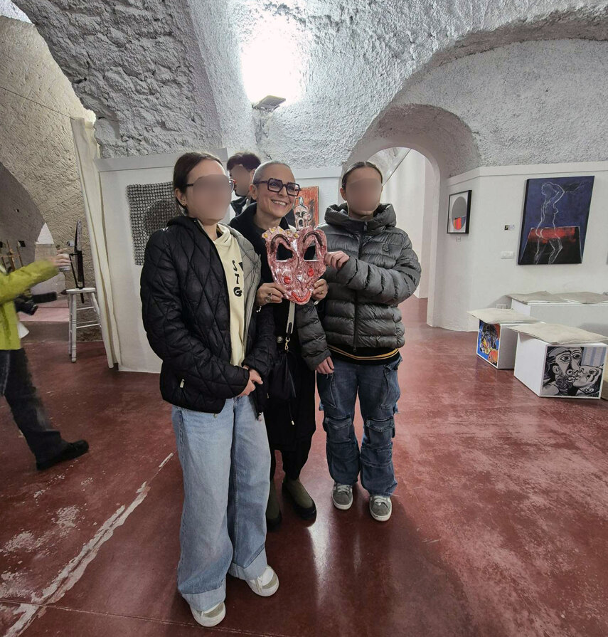 eyJmciI6Ikdyb3VwZSBkZSBwZXJzb25uZXMgcG9zYW50IGF2ZWMgdW4gbWFzcXVlIGFydGlzdGlxdWUgZGFucyB1bmUgZ2FsZXJpZS4ifQ==