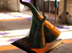 eyJmciI6IlNjdWxwdHVyZSBtb2Rlcm5lIGVuIGMmI3hFOTtyYW1pcXVlIGF2ZWMgZGVzIGZvcm1lcyBpbmN1cnYmI3hFOTtlcywgaW50aXR1bCYjeEU5O2UgJiN4Mjc7TGVnYW1pJiN4Mjc7In0=