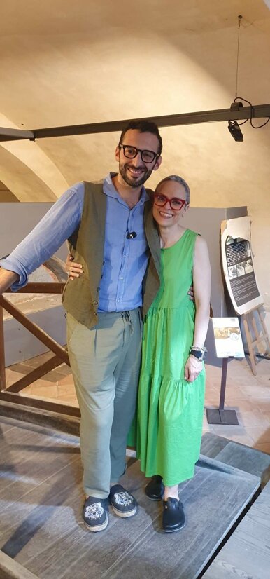 eyJmciI6IkRldXggcGVyc29ubmVzIHNvdXJpYW50ZXMgcG9zYW50IGVuc2VtYmxlIGRhbnMgdW4gaW50JiN4RTk7cmlldXIgYXJ0aXN0aXF1ZS4ifQ==