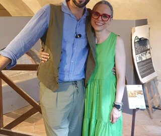 eyJlcyI6IkRvcyBwZXJzb25hcyBzb25yaWVudGVzIHBvc2FuZG8gZW4gdW4gYW1iaWVudGUgaW50ZXJpb3IuIn0=