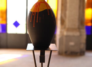 eyJmciI6IlNjdWxwdHVyZSBlbiBhcmdpbGUgYXZlYyB2aXNhZ2Ugc3R5bGlzJiN4RTk7LCBleHBvcyYjeEU5O2UgZGFucyB1biBlc3BhY2UgbHVtaW5ldXggYXZlYyB2aXRyYXV4IGNvbG9yJiN4RTk7cy4ifQ==