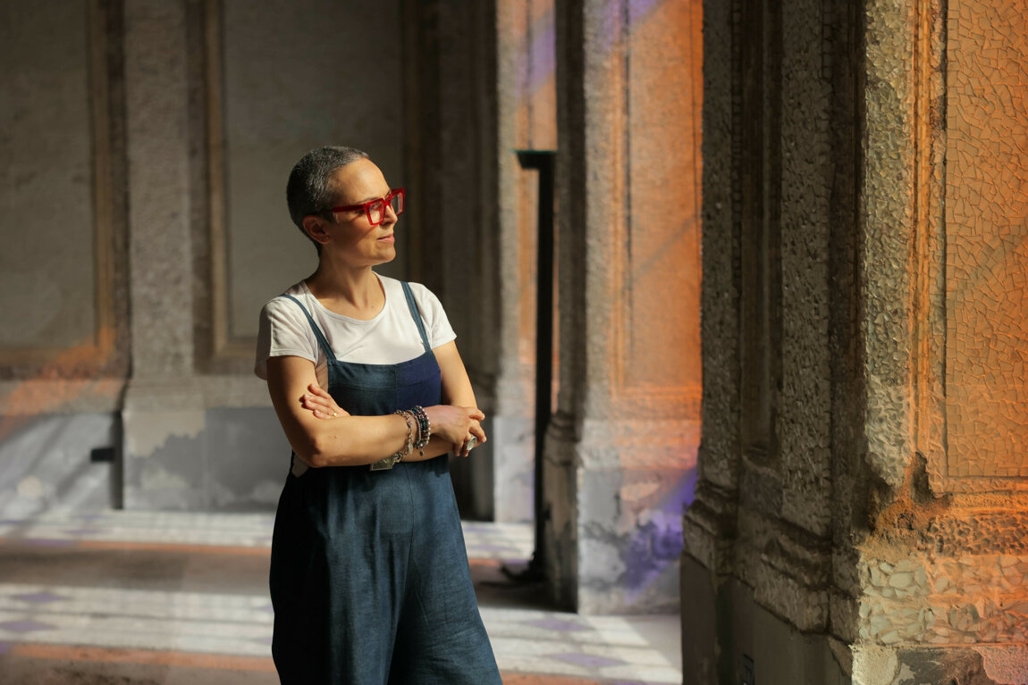 eyJlcyI6Ik11amVyIGNvbnRlbXBsYW5kbyB1bmEgb2JyYSBkZSBhcnRlIGVuIHVuYSBnYWxlciYjeEVEO2EgZGUgZGlzZSYjeEYxO28gZW4gTm9sYSJ9