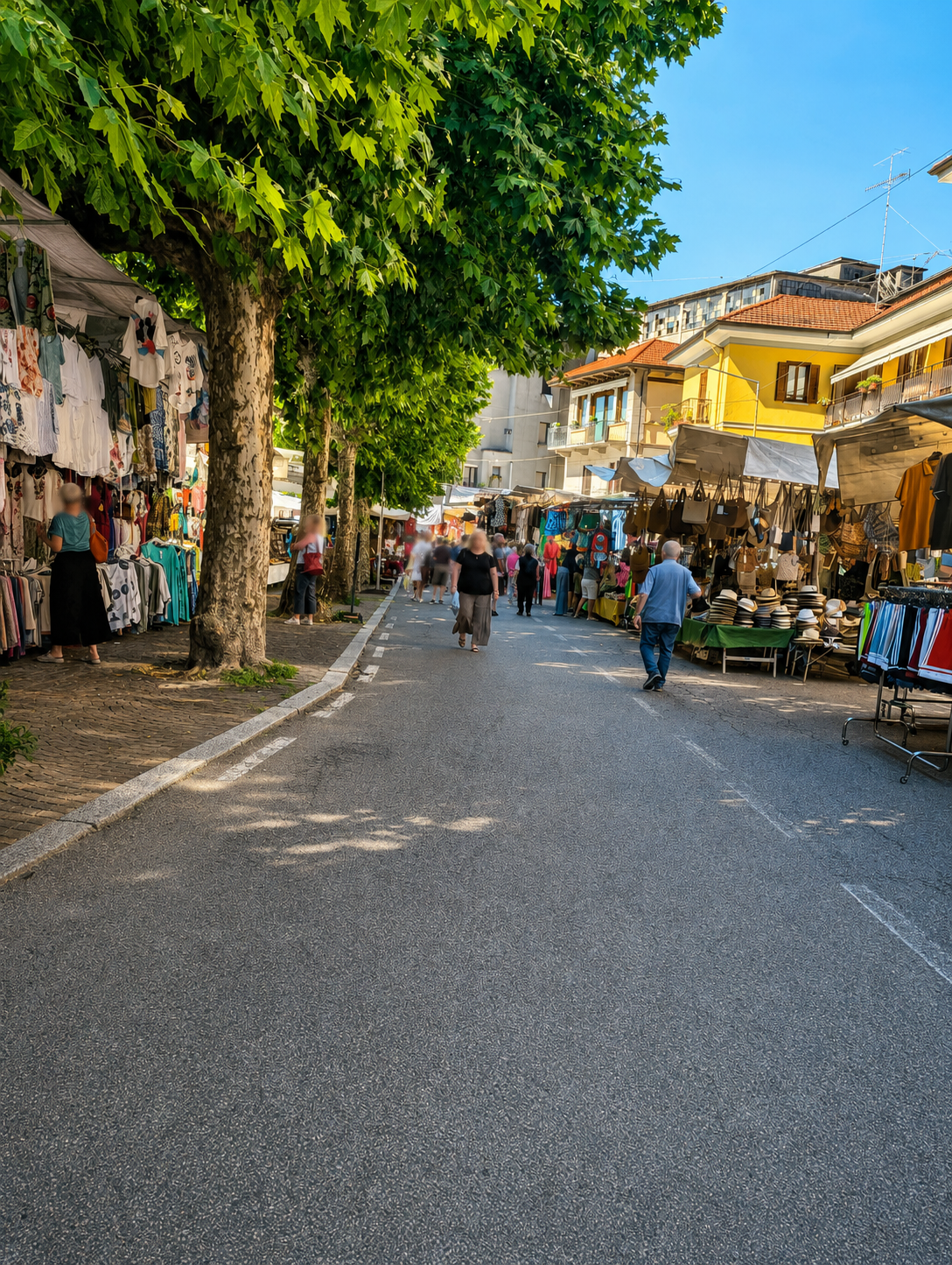 Mercato del giovedì a Omegna: sapori, bancarelle e vita locale sul Lago d’Orta - Omegna