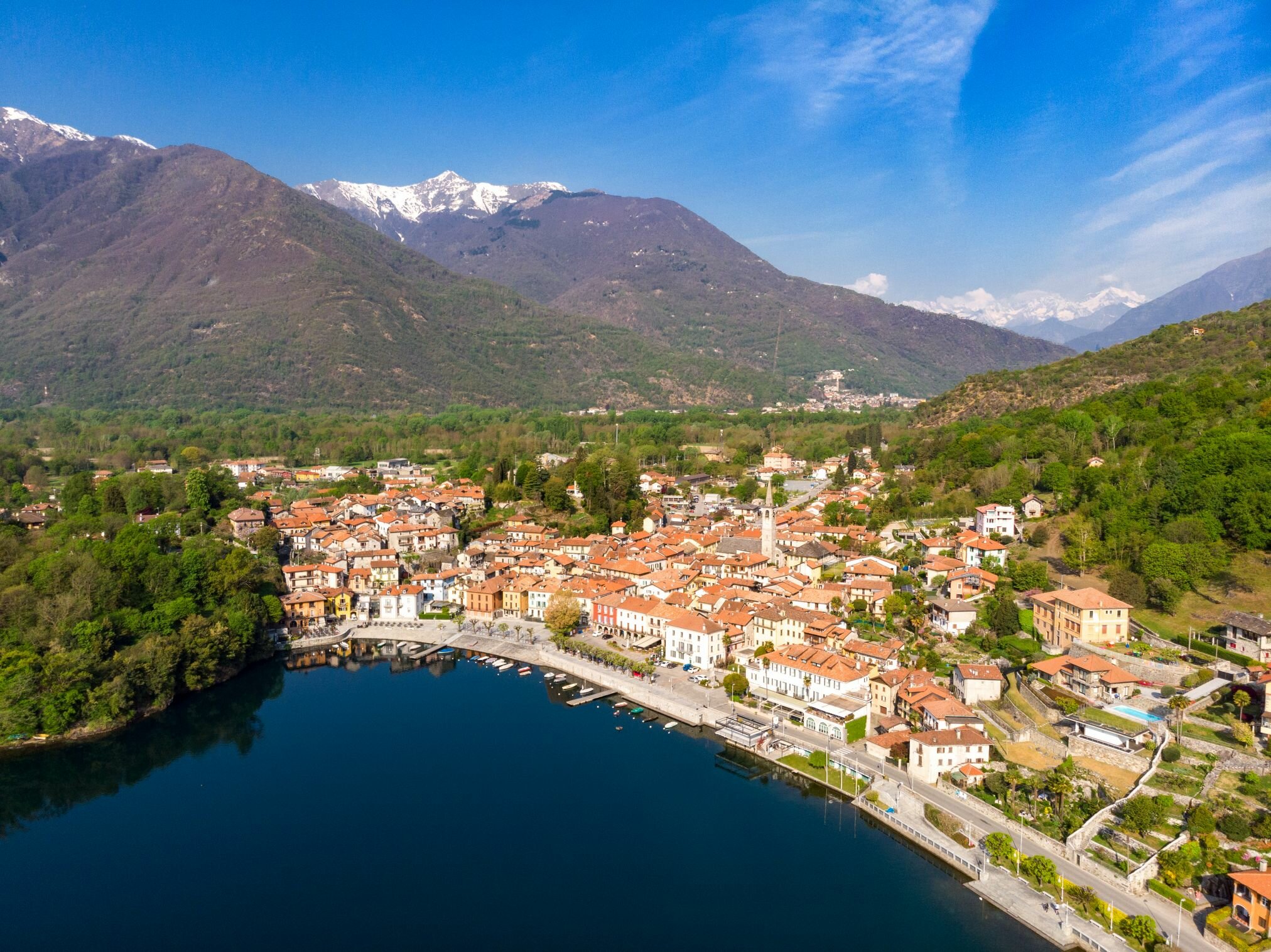 Mergozzo: il borgo di pietra affacciato sul lago più puro d’Italia Mergozzo: il borgo di pietra affacciato sul lago più puro d’Italia