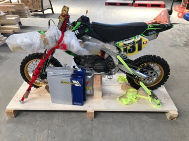 ancoraggio moto su basamento legno