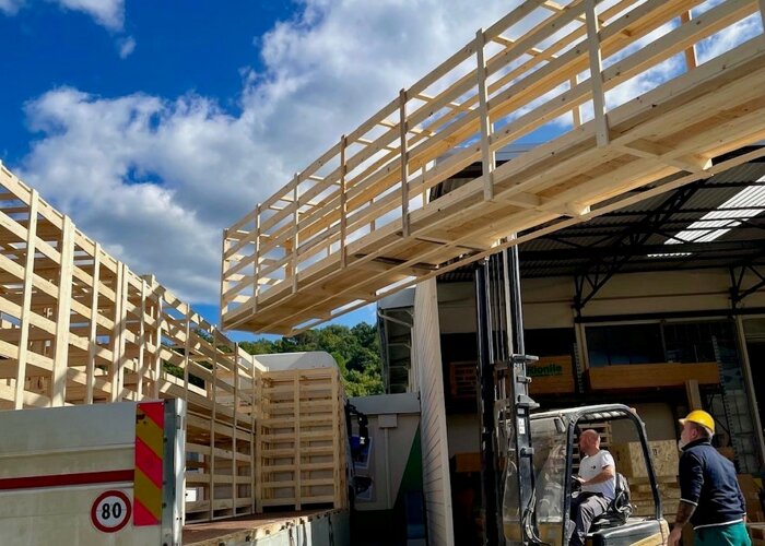 carico gabbie su camion