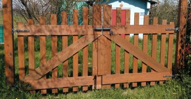 cancello legno primo piano