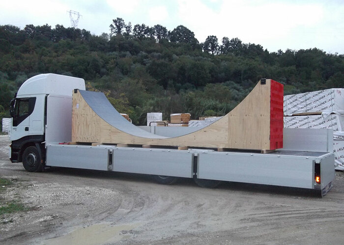 sella legno gigante su camion