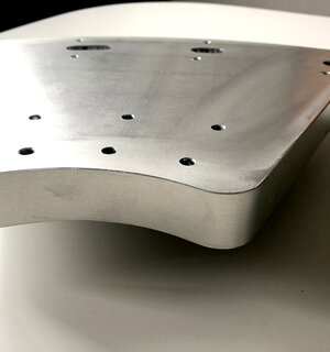 Bordatura pannello in alveolare con bordo in acciaio