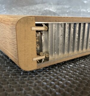 Bordatura pannello in alveolare con massello