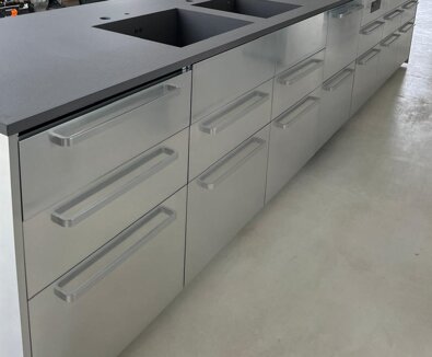 anta con finitura in alluminio in alveolare di alluminio