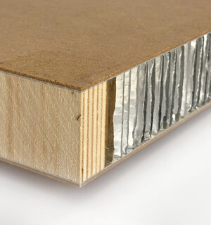 Pannello in alveolare con supporto in multistrato per bordatura 