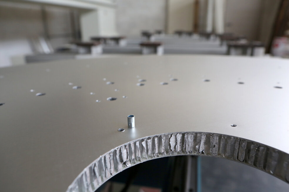 mettere la ferramenta nei pannelli in alluminio