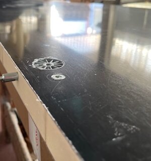 Inserire ferramenta in un pannello alluminio Inserire ferramenta in un pannello alluminio