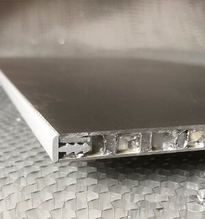 Bordatura pannello in alveolare con profilo a 