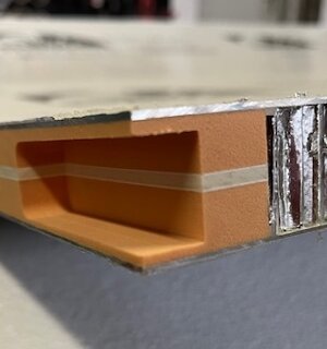 Inserire ferramenta in un pannello in alluminio Inserire ferramenta in un pannello in alluminio