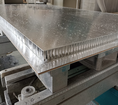 Aluminium panel with low perimeter