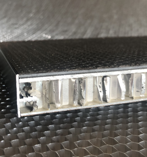 Bordatura pannello in alveolare con profilo a 