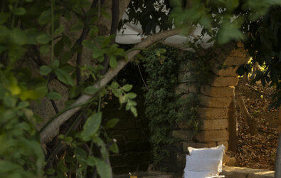 eyJmciI6IkNvaW4gZCYjeEU5O3RlbnRlIGVuIHBsZWluIGFpciBhdmVjIGZhdXRldWlsIGV0IGNvdXNzaW5zIGJsYW5jcyBlbnRvdXImI3hFOTsgZGUgdiYjeEU5O2cmI3hFOTt0YXRpb24gbHV4dXJpYW50ZS4ifQ==