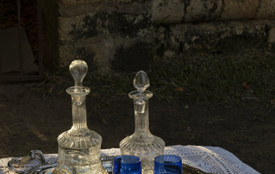 eyJmciI6IkNhcmFmZXMgZW4gY3Jpc3RhbCBldCB2ZXJyZXMgYmxldXMgc3VyIHVuIHBsYXRlYXUgZW4gYXJnZW50LCBwb3MmI3hFOTtzIHN1ciB1bmUgbmFwcGUgZW4gZGVudGVsbGUifQ==