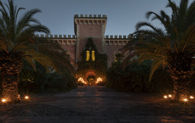 eyJmciI6IkNoYXRlYXUgaWxsdW1pbiYjeEU5OyBlbnRvdXImI3hFOTsgZGUgcGFsbWllcnMgYXUgY3ImI3hFOTtwdXNjdWxlIn0=