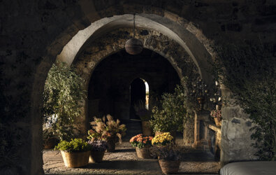 eyJmciI6IkF0bW9zcGgmI3hFODtyZSBydXN0aXF1ZSBhdmVjIHBhbmllcnMgZGUgZmxldXJzIGRhbnMgdW5lIGFyY2hlIGVuIHBpZXJyZSJ9