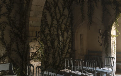 eyJmciI6IlNhbGxlIGVuIHBpZXJyZSBhdmVjIGNoYWlzZXMgZXQgYmFuY3MgYW5jaWVucywgZCYjeEU5O2NvciYjeEU5O2UgYXZlYyBkZXMgcGxhbnRlcyBncmltcGFudGVzIGV0IHVuIGFyYyBlbiBwaWVycmUuIn0=