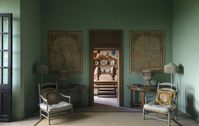 eyJmciI6IlNhbG9uICYjeEU5O2wmI3hFOTtnYW50IGF2ZWMgbXVyIHZlcnQsIGRldXggY2hhaXNlcywgZXQgb2JqZXRzIGFydGlzdGlxdWVzIn0=