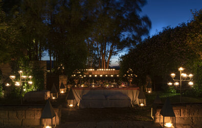 eyJmciI6IlNvaXImI3hFOTtlIGVuIHBsZWluIGFpciBhdmVjIHRhYmxlIGQmI3hFOTtjb3ImI3hFOTtlIGV0IGxhbnRlcm5lcyBhbGx1bSYjeEU5O2VzIn0=