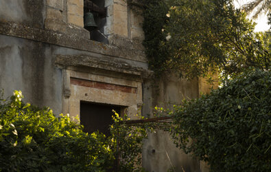 eyJmciI6IlBldGl0ZSBjaGFwZWxsZSBlbiBwaWVycmUgZW50b3VyJiN4RTk7ZSBkZSB2JiN4RTk7ZyYjeEU5O3RhdGlvbiBhdmVjIHVuIGNsb2NoZXIgZXQgdW5lIGNyb2l4LiJ9