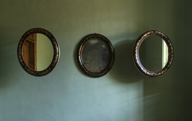 eyJmciI6IkNoYW1icmUgYXZlYyB0cm9pcyBtaXJvaXJzIHJvbmRzIGV0IHBvdWZzLCBtdXIgdmVydCJ9