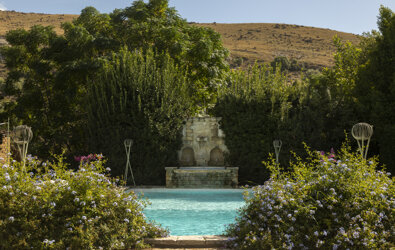 eyJmciI6IkZvbnRhaW5lIGRlIGphcmRpbiBlbnRvdXImI3hFOTtlIGRlIHYmI3hFOTtnJiN4RTk7dGF0aW9uIGx1eHVyaWFudGUgYXZlYyB2dWUgc3VyIGxlcyBjb2xsaW5lcyJ9