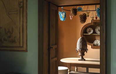 eyJmciI6IkludCYjeEU5O3JpZXVyIGQmI3gyNzt1bmUgbWFpc29uIGF2ZWMgcG9ydGUgZW4gYm9pcywgdGFibGUgb3ZhbGUgZXQgZCYjeEU5O2NvcmF0aW9uIG11cmFsZSwgJiN4RTk7Y2xhaXJhZ2UgbmF0dXJlbC4ifQ==