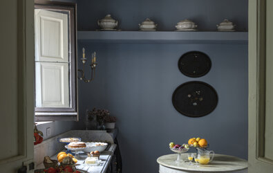 eyJmciI6IkN1aXNpbmUgYW5jaWVubmUgYXZlYyB0YWJsZSByb25kZSwgY2hhaXNlcyBldCBmcnVpdHMgc3VyIGxhIHRhYmxlLiJ9