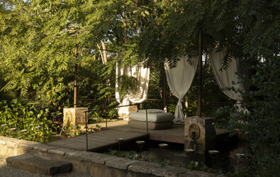 eyJmciI6IkNvaW4gZCYjeEU5O3RlbnRlIGV4dCYjeEU5O3JpZXVyLCBkJiN4RTk7Y29yJiN4RTk7IGF2ZWMgZGVzIHJpZGVhdXggYmxhbmNzLCB1biBjb3Vzc2luIGRlIHNvbCBldCB1bmUgcGV0aXRlIGZvbnRhaW5lIGVudG91ciYjeEU5O2UgZGUgdmVyZHVyZSBsdXh1cmlhbnRlLiJ9