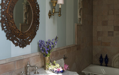 eyJmciI6IlNhbGxlIGRlIGJhaW4gJiN4RTk7bCYjeEU5O2dhbnRlIGF2ZWMgbWlyb2lyIGQmI3hFOTtjb3JhdGlmLCBsYXZhYm8gZW4gbWFyYnJlIGV0IGZsZXVycy4ifQ==