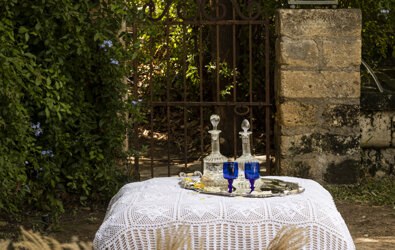 eyJmciI6IlRhYmxlIGphcmRpbiBhdmVjIG5hcHBhZ2UgYmxhbmMgZXQgdmVycmVyaWUgYmxldWUgc291cyB1biBhcmJyZSwgZCYjeEU5O2NvciBydXN0aXF1ZSBldCByb21hbnRpcXVlLiJ9